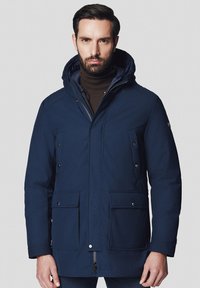 Granatowa parka, wyposażona w kaptur, zamek błyskawiczny, dwie przednie kieszenie z klapami oraz teksturowany materiał. Uniwersalny design na chłodniejsze dni.