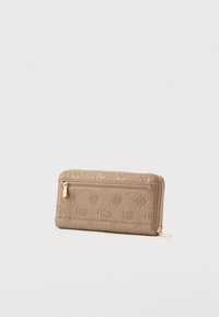 Beige gekleurde portemonnee met een reliëf logo patroon, voorzien van een gouden ritssluiting en accenten. Slank rechthoekig ontwerp voor eenvoudige draagbaarheid.