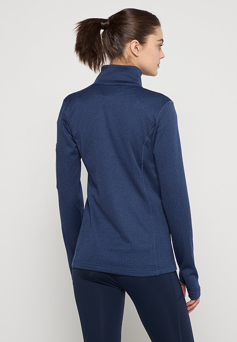 Maglietta atletica a maniche lunghe di colore blu navy con colletto alto, tessuto testurizzato e design aderente. Presenta cuciture piatte e una finitura liscia.