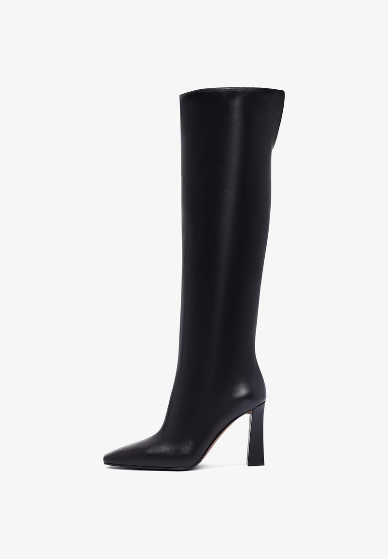 Botte à talon haut noire en cuir lisse. Dotée d'un bout pointu et d'un tige élégante et haute avec un talon carré.