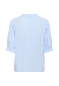 Blusa azul claro con mangas cortas y abullonadas, y un escote con volantes. Tejido suave con un corte holgado y dobladillo inferior recto.