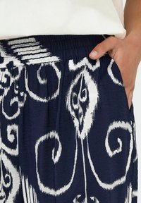 JDY TROYA MITTLERE TAILLE  - Pantalon classique - black iris