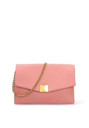 Borsa a mano in pelle rosa con tracolla a catena dorata, patta ripiegata e un accento metallico geometrico sulla parte anteriore. Il nome del marchio è impresso in rilievo.