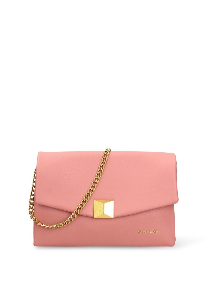 Borsa a mano in pelle rosa con tracolla a catena dorata, patta ripiegata e un accento metallico geometrico sulla parte anteriore. Il nome del marchio è impresso in rilievo.