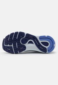 Suola della scarpa con design in gomma blu navy, motivo antiscivolo testurizzato e accenti blu evidenti, che garantisce durata e aderenza.