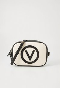 Άσπρη τσάντα με υφή και μαύρες δερμάτινες λεπτομέρειες, κυκλικό λογότυπο με ένα "V" στο κέντρο, ρυθμιζόμενο λουρί, ορθογώνιο σχήμα.