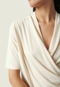 Soaked in Luxury SLColumbine Wrap - Paprasti marškinėliai - sandshell