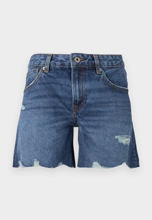 Shorts en denim bleu moyen avec un ourlet effiloché, des détails déchirés, cinq poches et des passants de ceinture ; fermeture à l'avant avec un bouton en métal.