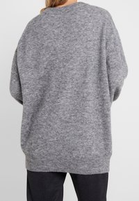 CLOSED Sweter