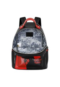 Mochila de cuero negro con acentos rojos, que presenta un logo de Harley Quinn y un forro interior con un diseño de cómic. Forma redondeada con cierre de cremallera.