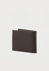 Tmavohnedá kožená bifold peňaženka s viditeľným prešívaním, zatvorená, izolovaná na bielom pozadí.