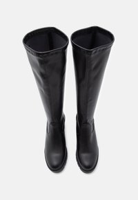 Fekete, térd fölé érő csizma sima bőrből készült, lekerekített orral és lapos talppal. A belső része puha anyaggal van bélelve a kényelem érdekében.