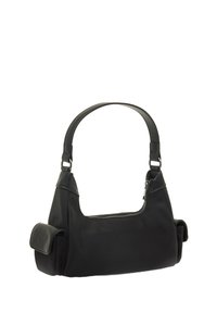 Bolso de tela negro con un diseño curvado, que cuenta con un compartimento con cremallera, acentos de cuero suave y un bolsillo lateral. Correa ajustable.