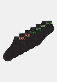 Juodi kulkšniniai kojinės su žodžiu "SKECHER" ryškiai oranžine ir žalia spalvomis. Lygaus paviršiaus, prigludusios su raukiniais.