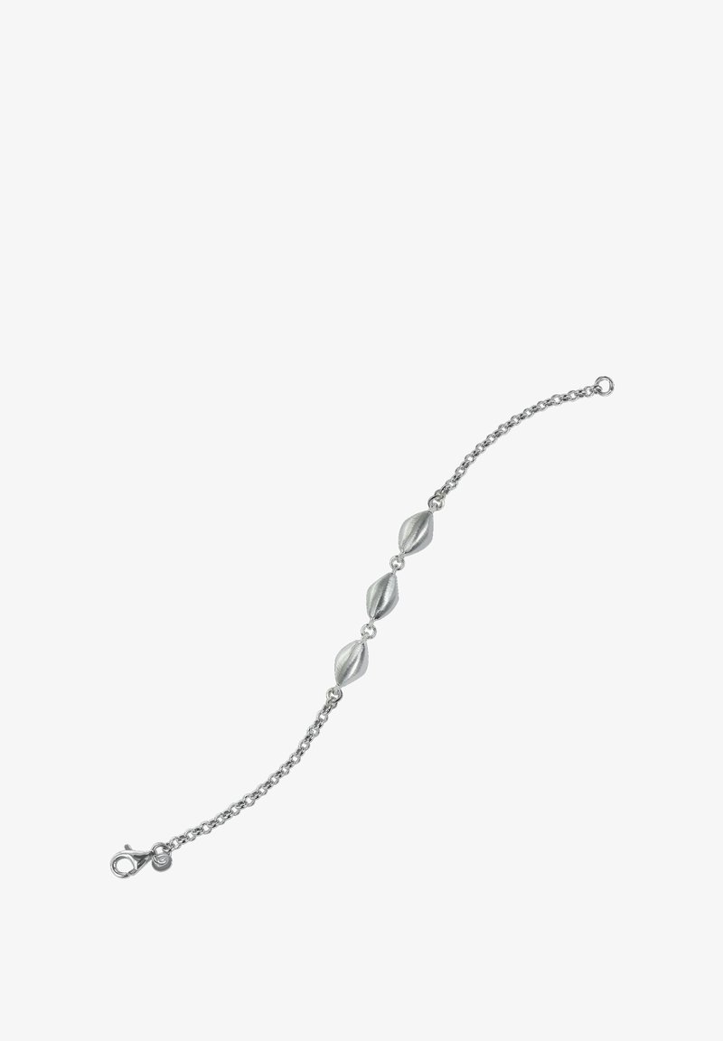 Bracelet en argent avec une fine chaîne, comportant trois maillons en forme de feuille. Les maillons ont une surface texturée et une fermeture à fermoir mousqueton.