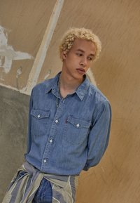 Levi's® RELAXED WESTERN - Camisa - organic ctn chambray light