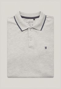 Szary polo z klasycznym kołnierzykiem, z trzema guzikami oraz granatowymi akcentami na kołnierzu. Wyhaftowane logo na klatce piersiowej. Materiał z mieszanki bawełny.