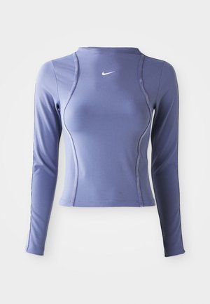 Langærmet atletisk top i lys lilla, lavet af glat, strækbart stof med rund halsudskæring og hvidt logo på brystet.