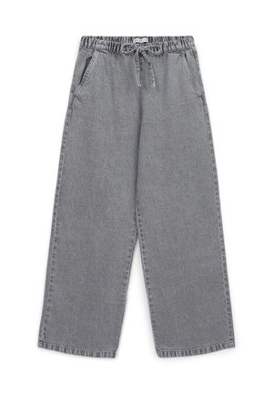 Pantalons larges gris avec une taille élastique et un cordon de serrage. Comprend des poches latérales et un tissu texturé. Pas de logo de marque visible.