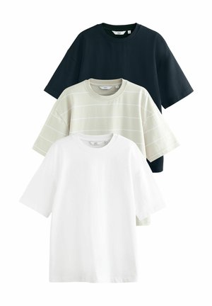 Sæt af tre t-shirts: en navy, en hvid og en lys grøn med hvide striber. Alle har korte ærmer og rund hals.