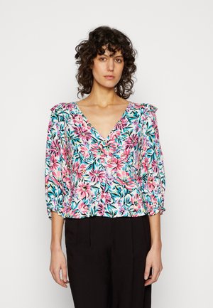Blusa floral com um decote em V, apresentando padrões florais em tons de rosa, azul e verde sobre um fundo claro, e mangas 3/4 com punhos elásticos.