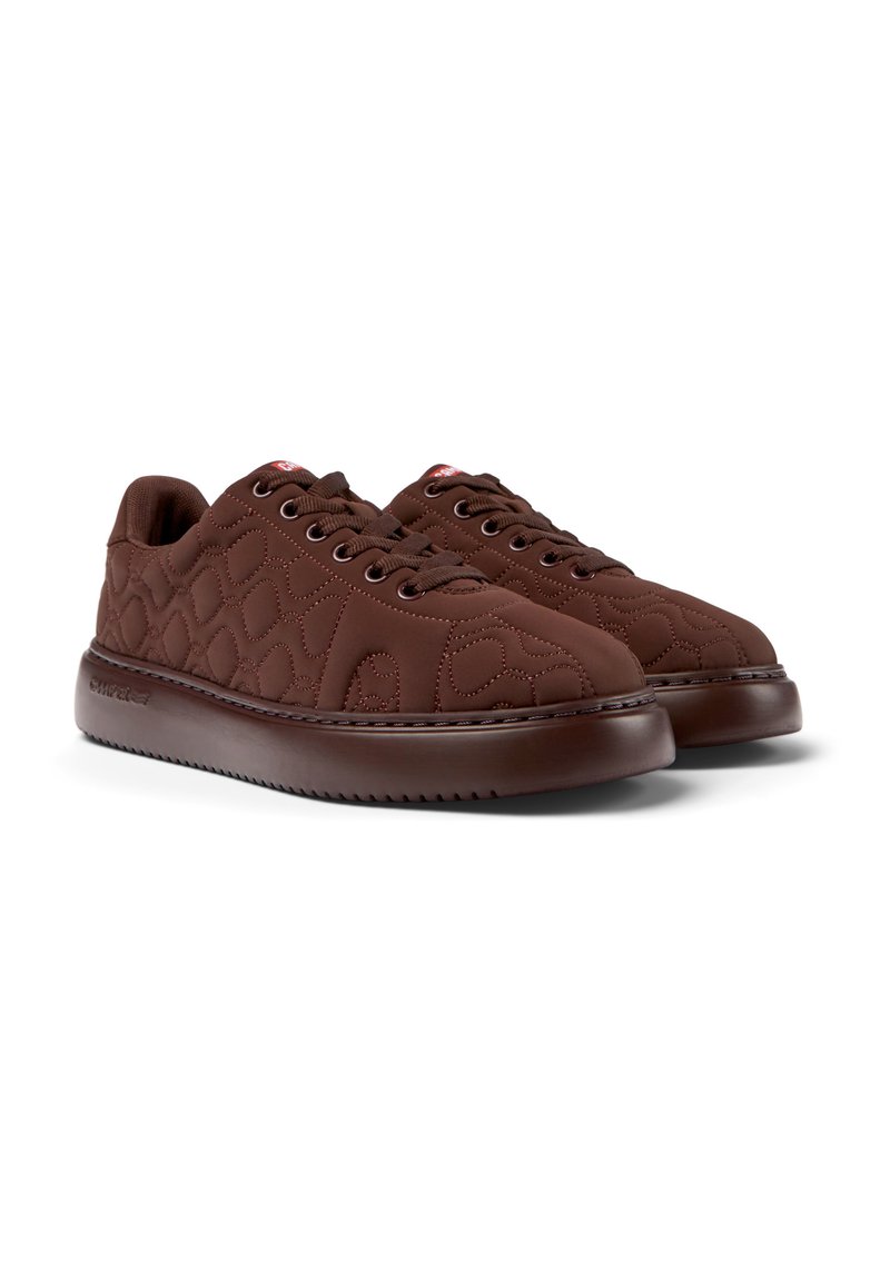 Sneaker imbottiti marroni con un design trapuntato, punta tonda, chiusura con lacci e suola in gomma testurizzata con un dettaglio di bordatura cucita.