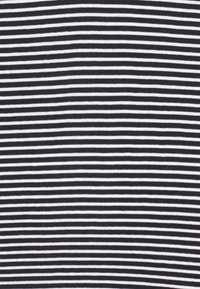 Tessuto a righe bianche e nere con linee orizzontali di larghezza uguale, caratterizzato da una texture liscia e un motivo uniforme in tutto il tessuto.