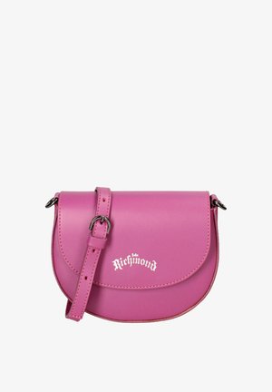 Borsa a tracolla in pelle rosa con flap arrotondato, strap regolabile e logo "Richmond" in argento. Texture liscia e design minimalista.