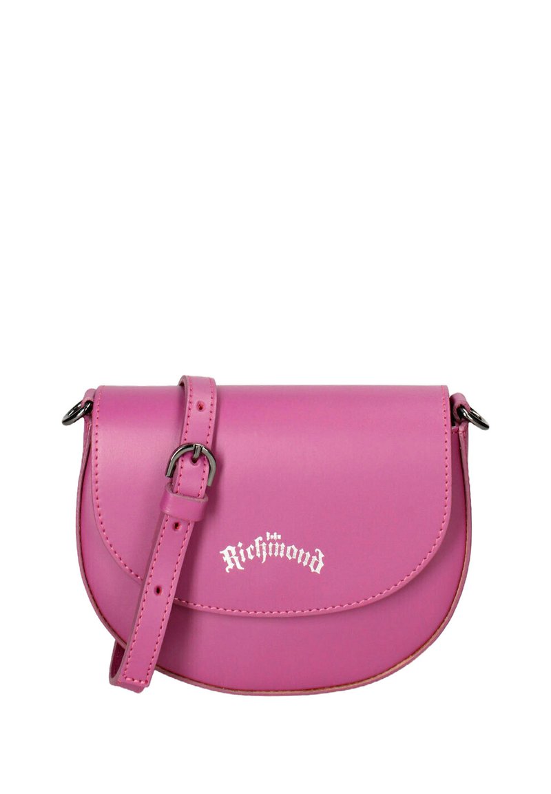 Borsa a tracolla in pelle rosa con flap arrotondato, strap regolabile e logo "Richmond" in argento. Texture liscia e design minimalista.