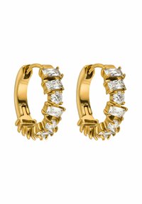 Goldene Creolen mit abwechselnd rechteckigen und runden klaren Edelsteinen. Das Design umfasst eine strukturierten, krallenartigen Fassung.