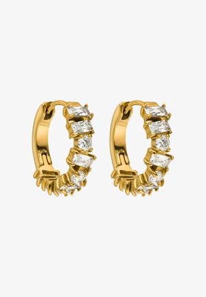Boucles d'oreilles en or en forme de hoop avec des pierres transparentes rectangulaires et rondes alternées. Le design comprend une monture texturée en forme de griffes.