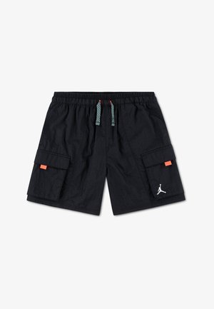 Zwarte cargo shorts met elastische taille, twee zakken met klep, patroonkoorden, oranje labels op de zakken en een witte Jumpman-logo op het linkerbeen.