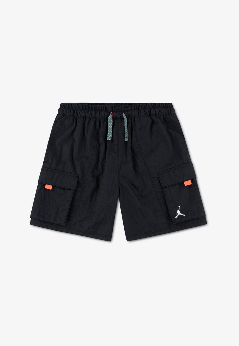 Short cargo noir à taille élastique avec deux poches à rabat, cordons à motifs, étiquettes orange sur les poches et logo Jumpman blanc sur la jambe gauche.