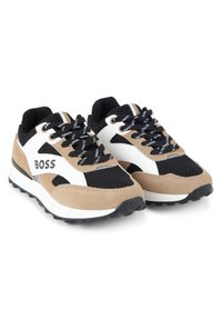 Brune og sorte treningssko med mesh og semsket skinn i overdelen, hvite detaljer, sorte snørebånd og mønstret gummisåle. Har logo på siden.