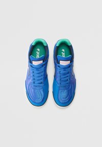 Scarpe da ginnastica blu con una tomaia testurizzata, dotate di una linguetta imbottita e un sottopiede verde. Il design include allacciature e una suola a contrasto.