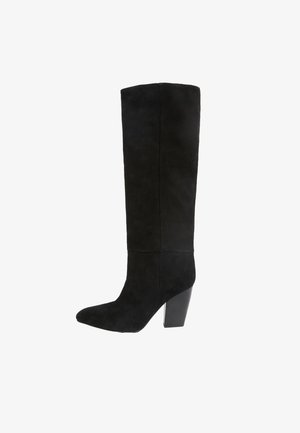 Čierna kozačka z brúseného semišu po kolená s ihličkovou špičkou, blokovým podpätkom a hladkou textúrou. Vyznačuje sa jednoduchým dizajnom bez viditeľného kovania alebo ozdôb.