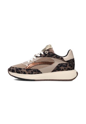Schoenen met luipaardprint, voorzien van een beige mesh bovenwerk en glanzende bronzen accenten. Heeft witte veters, textuurpanelen en een gevoerde zool.