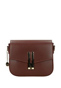 Borsa a tracolla in finta pelle marrone con una patta triangolare, dotata di una chiusura a doppio gancio luccicante e dettaglio con catena sul lato.