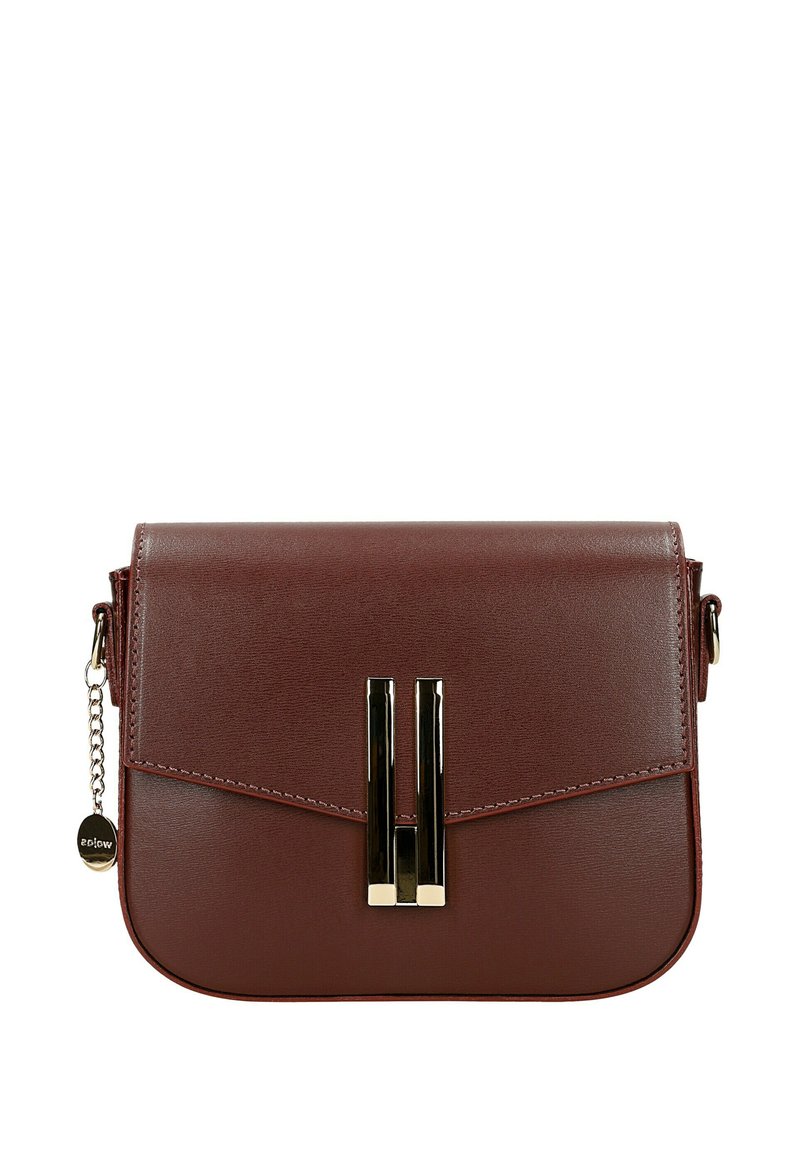 Borsa a tracolla in finta pelle marrone con una patta triangolare, dotata di una chiusura a doppio gancio luccicante e dettaglio con catena sul lato.