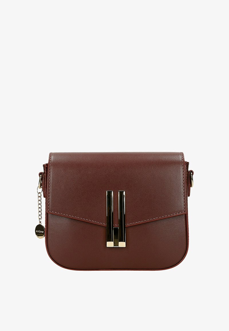 Borsa a tracolla in finta pelle marrone con una patta triangolare, dotata di una chiusura a doppio gancio luccicante e dettaglio con catena sul lato.