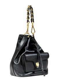 Borsa a secchiello in pelle nera con tasca frontale a pattina, hardware dorato e tracolla intrecciata. Superficie testurizzata con un design morbido e arricciato.