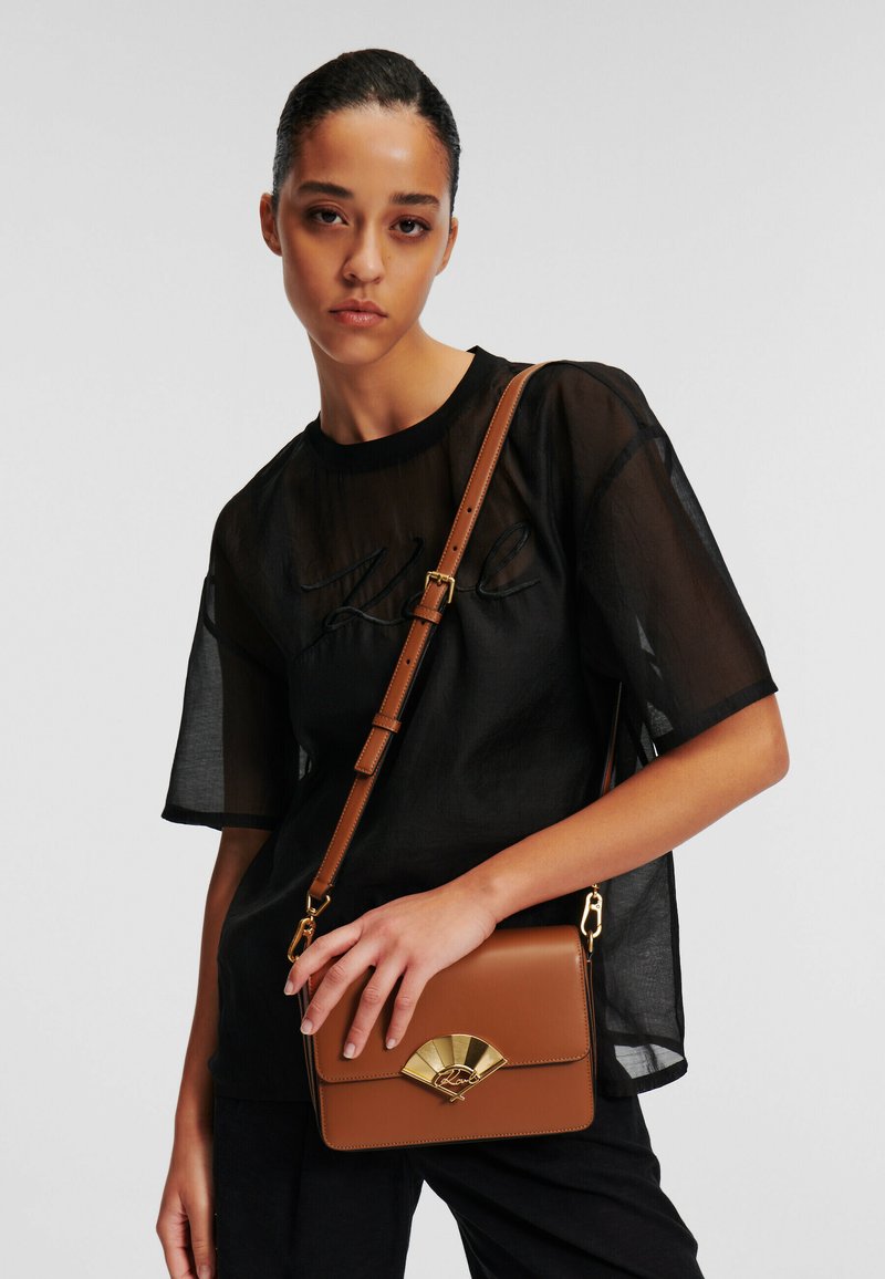 KARL LAGERFELD SIGNATURE FAN MEDIUM - Taška cez plece - brown