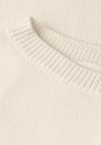 Hellebeige Pulloverstoff mit einem gerippten Kragen, der eine glatte Textur und ein einfaches Design aufweist. Keine Muster oder sichtbaren Beschläge.