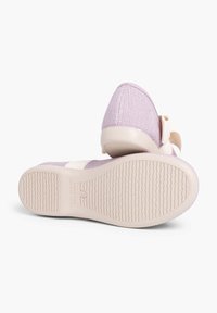 Lila Stoff-Slipper mit strukturiertem Obermaterial, elastischem Riemen und Gummisohle mit horizontalen Rillen für besseren Halt.