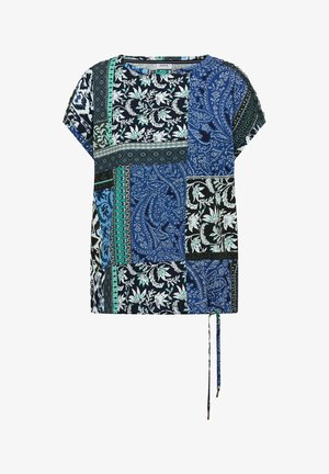 Damesblouse met korte mouwen en een patchworkpatroon van bloemen en paisley in gemengde kleuren blauw, zwart, wit en groen, voorzien van een zijstrik.