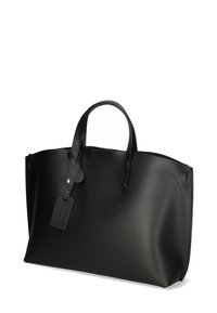 Borsa tote nera realizzata in materiale liscio e opaco. Presenta due manici, un accento intrecciato e un'etichetta rettangolare attaccata. Forma semplice e strutturata.