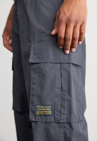 Champion Rochester SURPLUS CUFF PANTS - Cargobukse - black