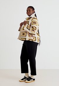 ONLY Carmakoma VIBBE  - Žieminė striukė - moonbeam/lizard/mustard gold/pinecone/misty