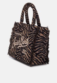 Borsa a strisce zebrate nera e marrone con bordi sfrangiati, dotata del testo "Sognando il Paradiso Invernale di Saint Barth" e due manici corti.