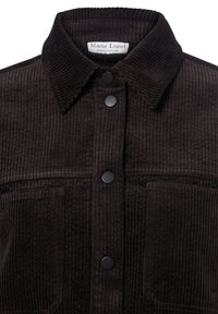 Braune Cordjacke mit spitzem Kragen, schwarzen Druckknöpfen und zwei vorderen Taschen mit vertikaler Rippstruktur.